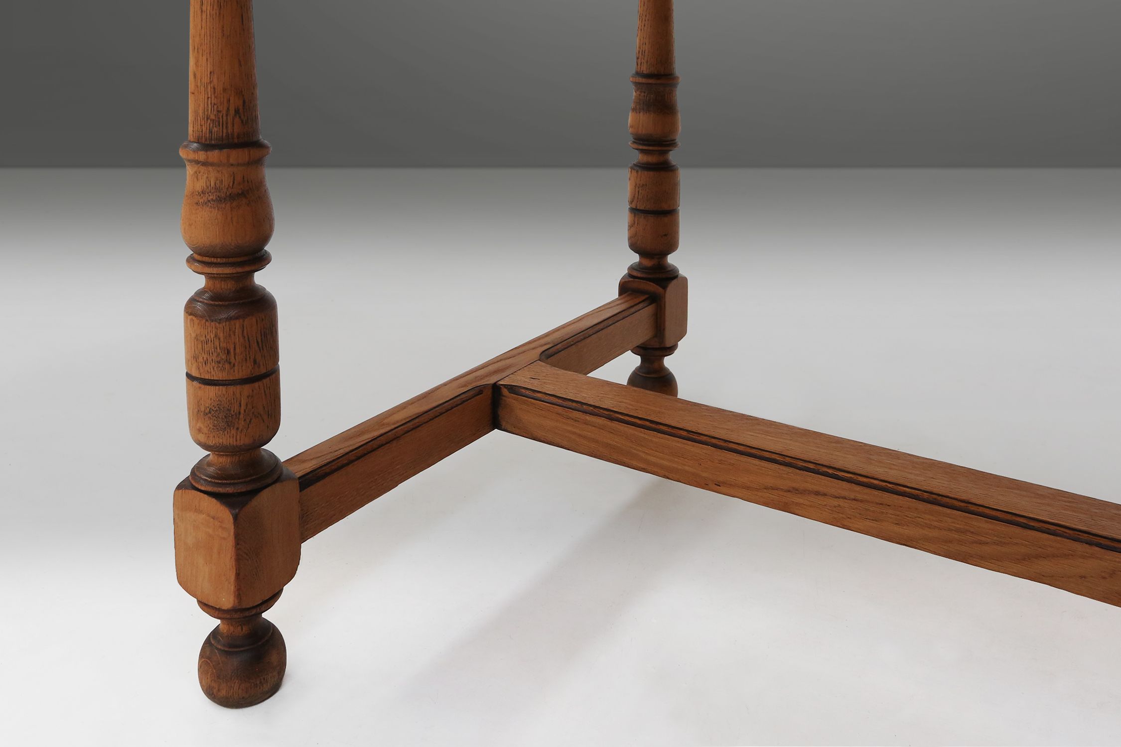 20th century Belgian oak dining tablethumbnail